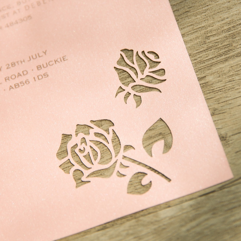 Encart ciselé thème rose assorti au faire-part ciselé WCFL0001