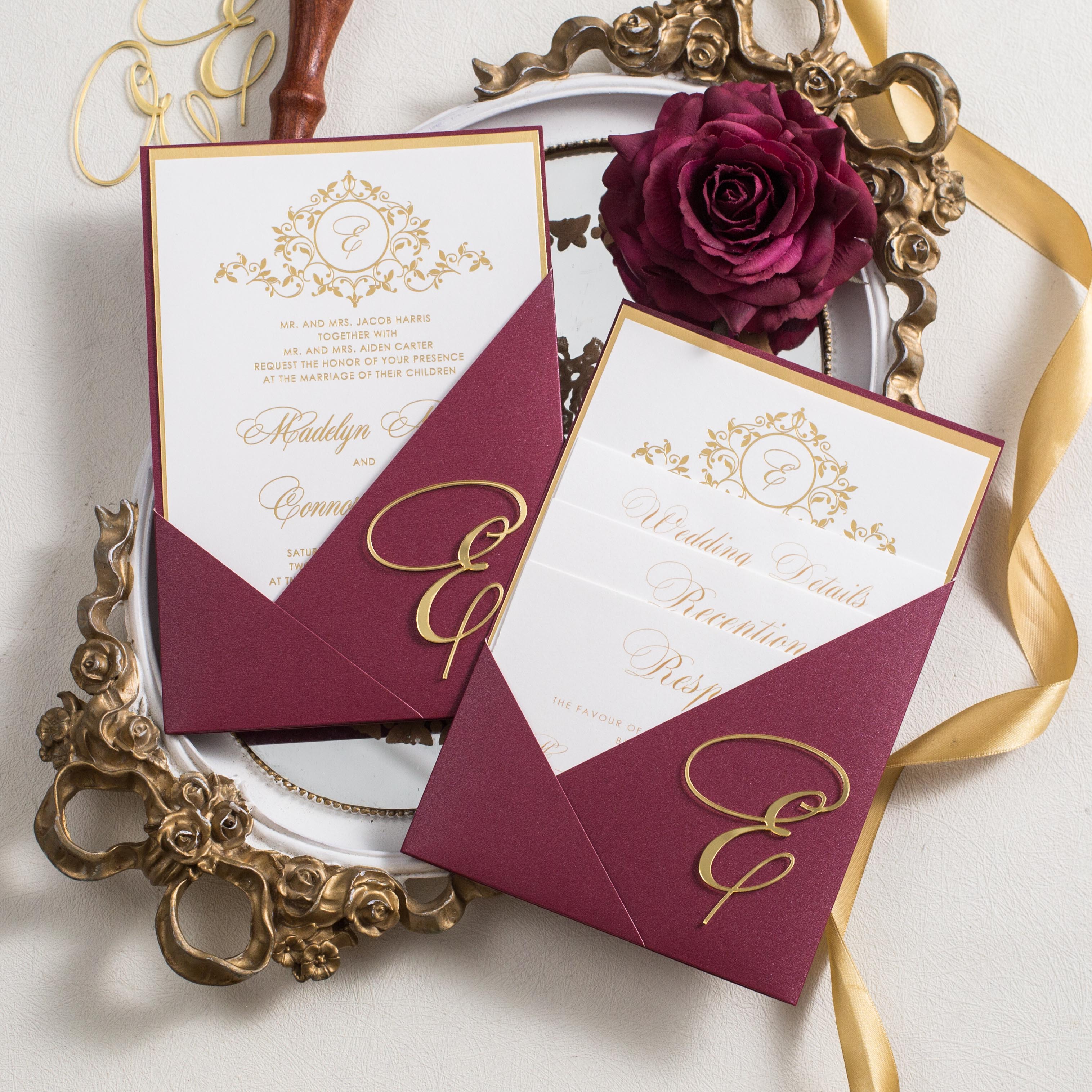 Carte d'invitation dorée et pochette élégante bourguignonne avec autocollants 3D en acrylique WSNT006