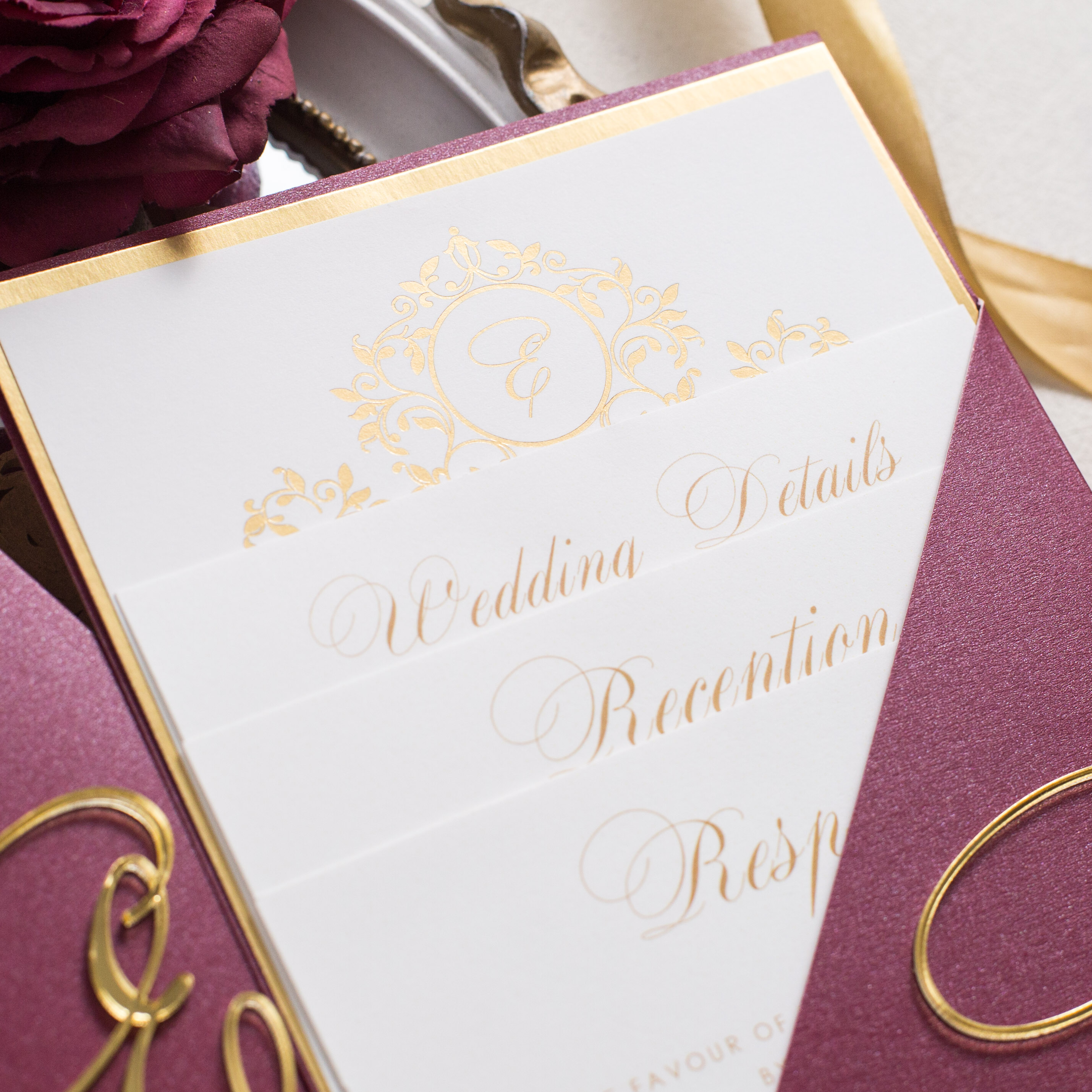 Carte d'invitation dorée et pochette élégante bourguignonne avec autocollants 3D en acrylique WSNT006