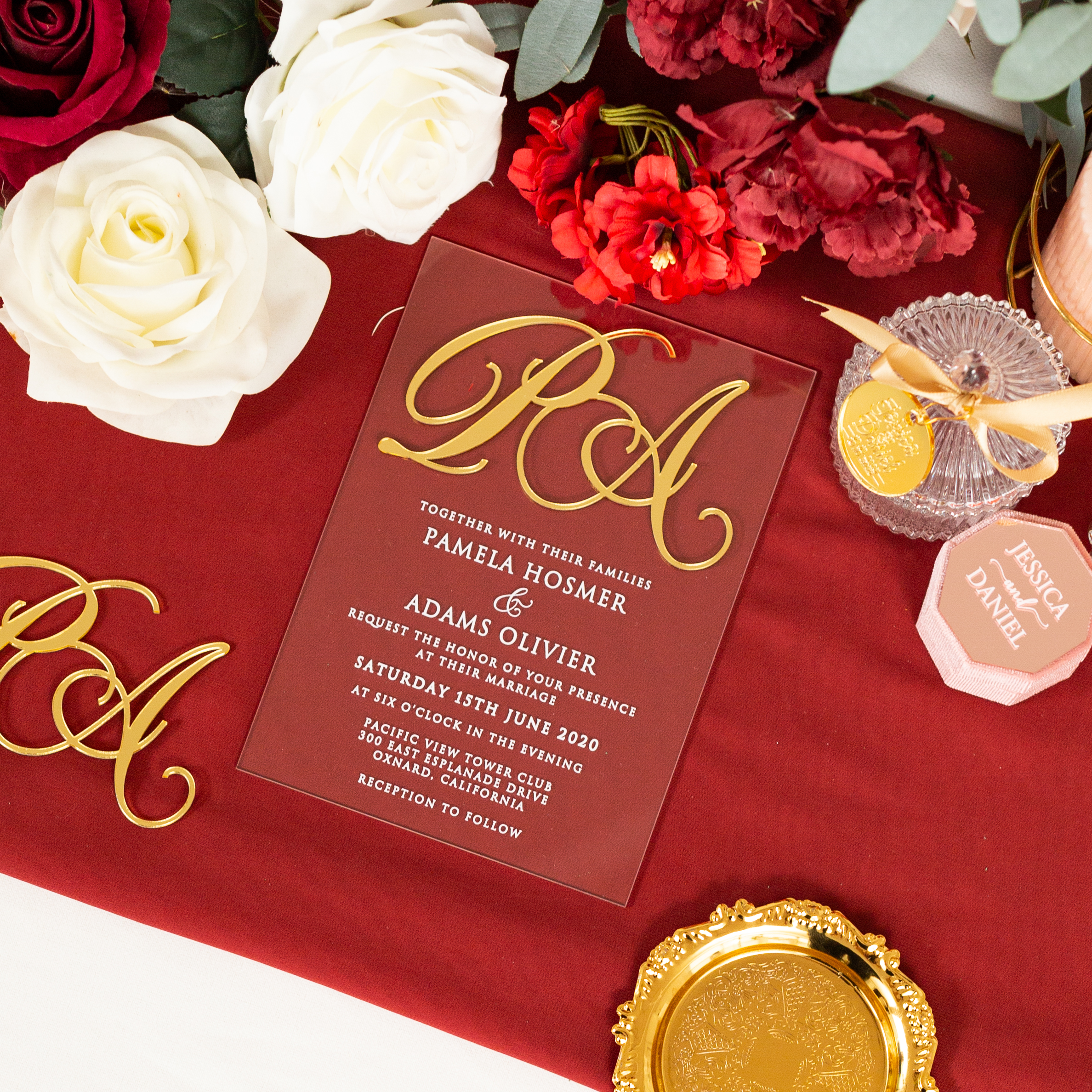 Faire-part de mariage en acrylique avec étiquette monogramme en acrylique doré WSNT019