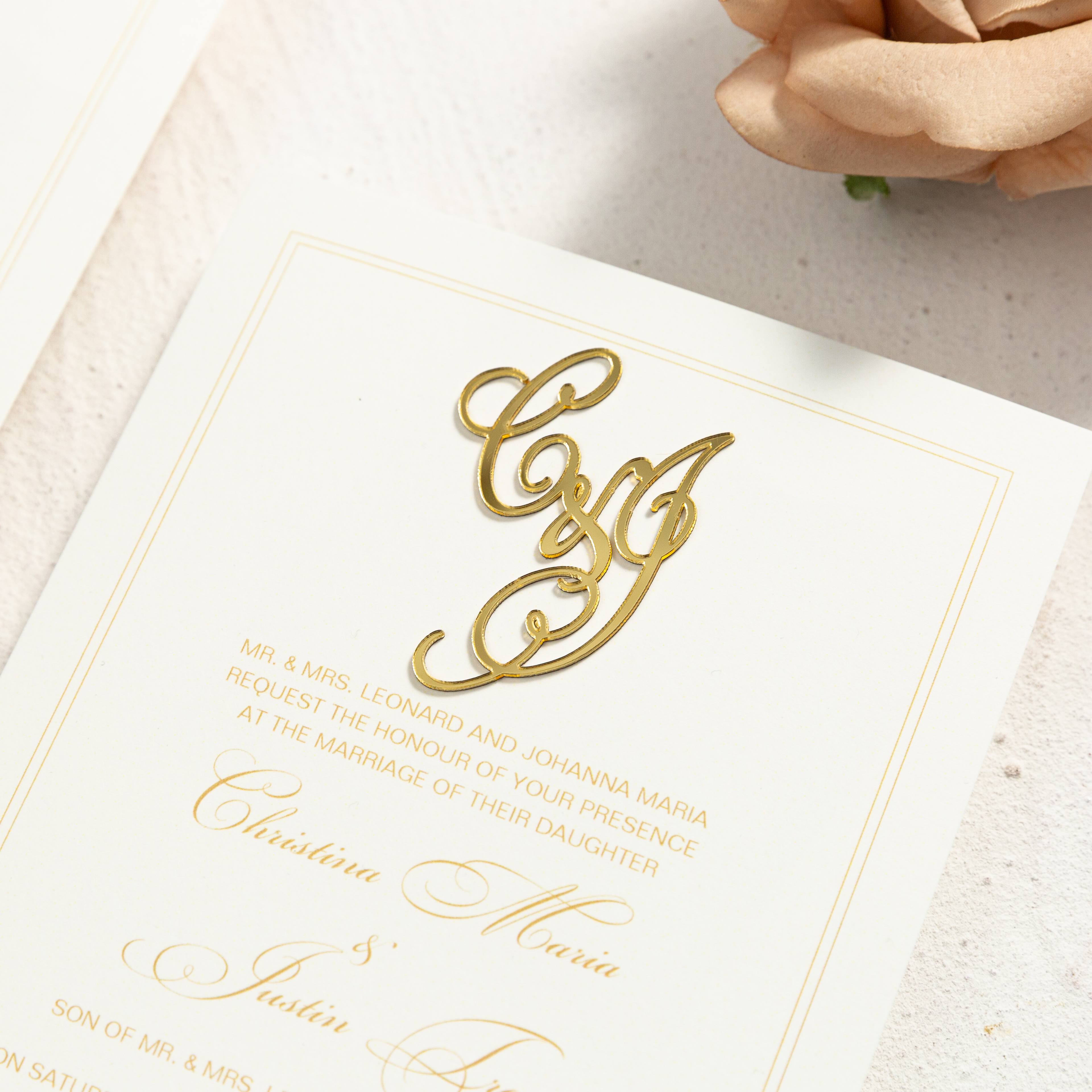 Set d'invitations avec bordure minimaliste et badge 3D doré WSNT028