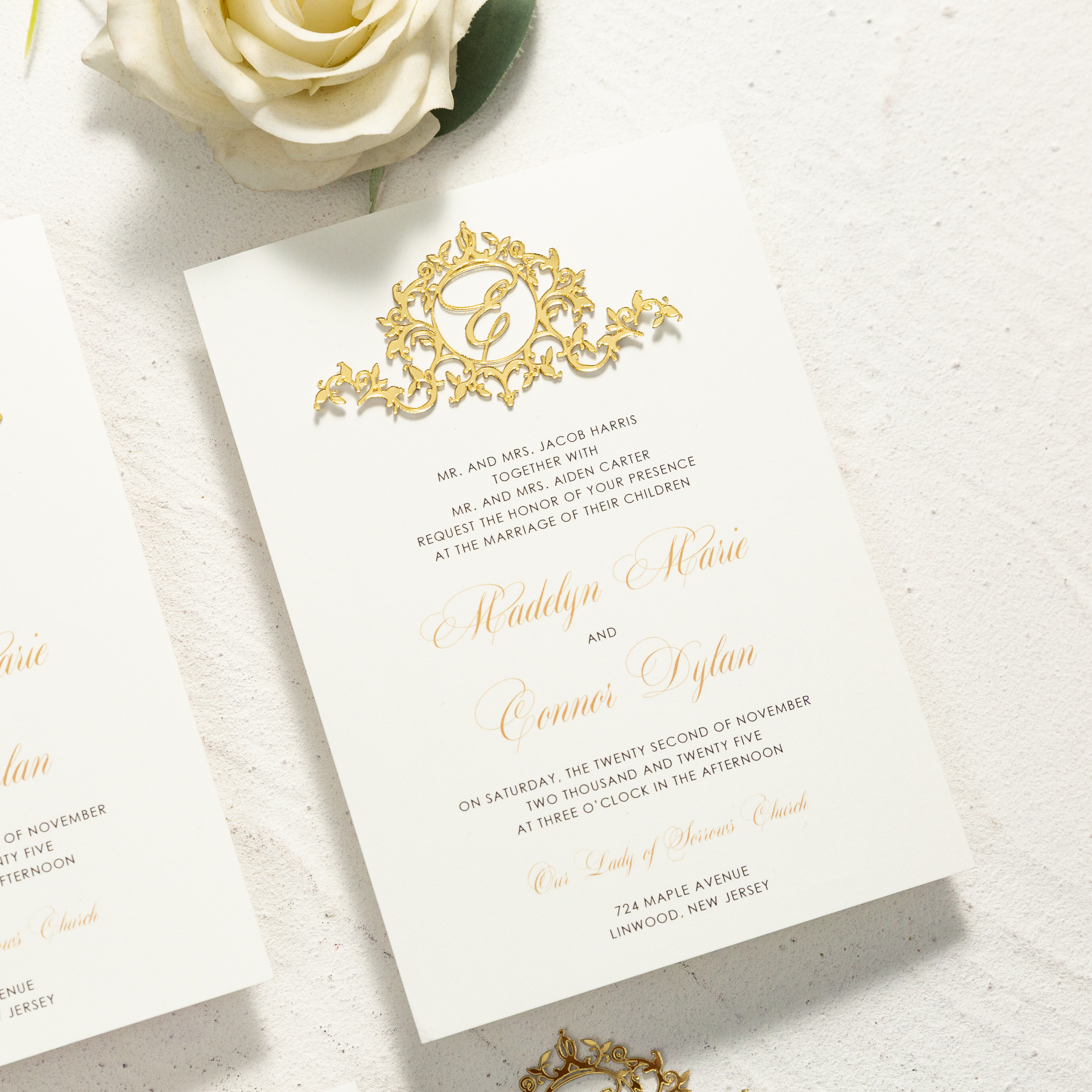 Faire-parts de mariage classique en calligraphie noire avec monogramme doré en 3D WSNT029