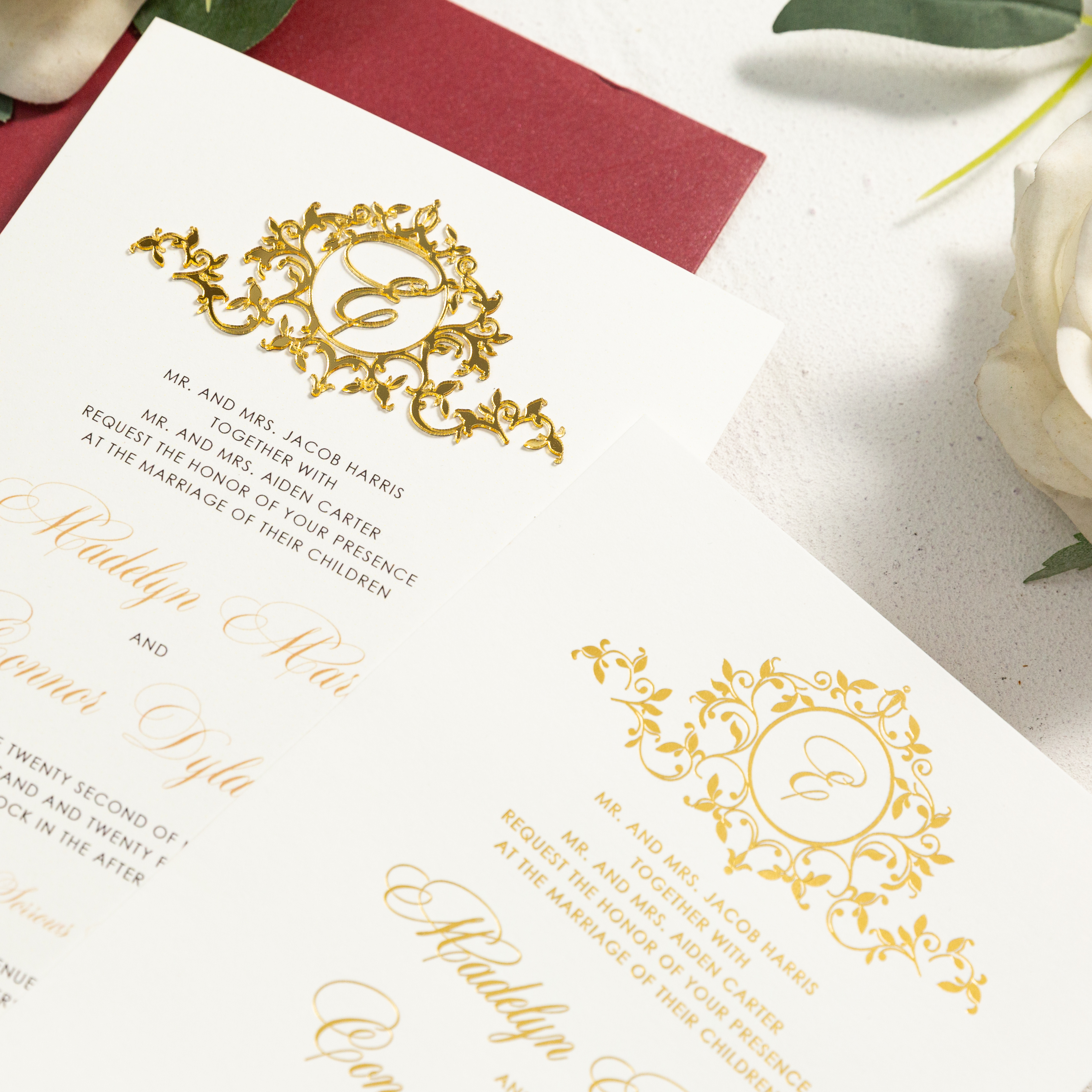 Faire-parts de mariage classique en calligraphie noire avec monogramme doré en 3D WSNT029