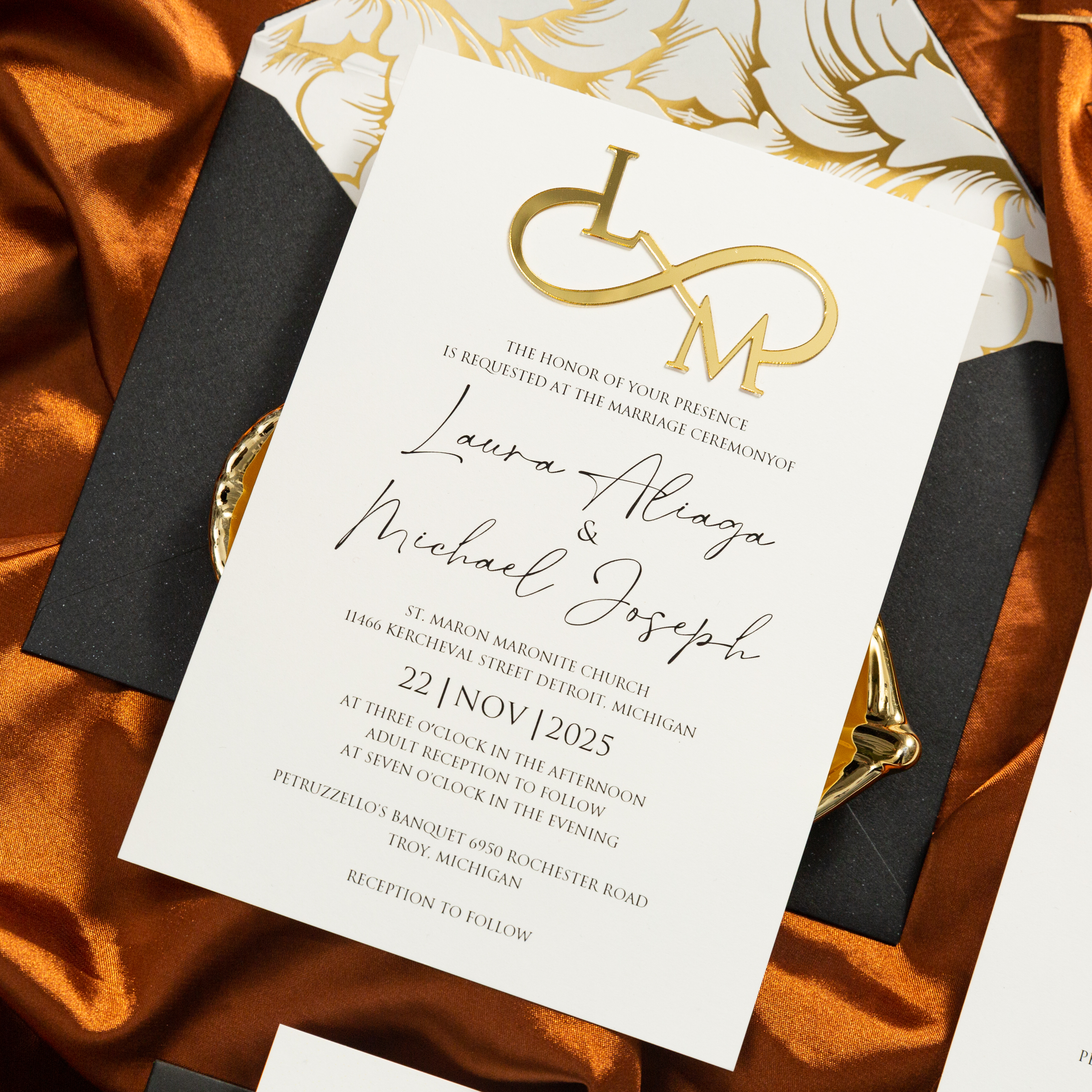 Faire-part de mariage élégant en noir et or avec étiquette de nom infinie en 3D WSNT031
