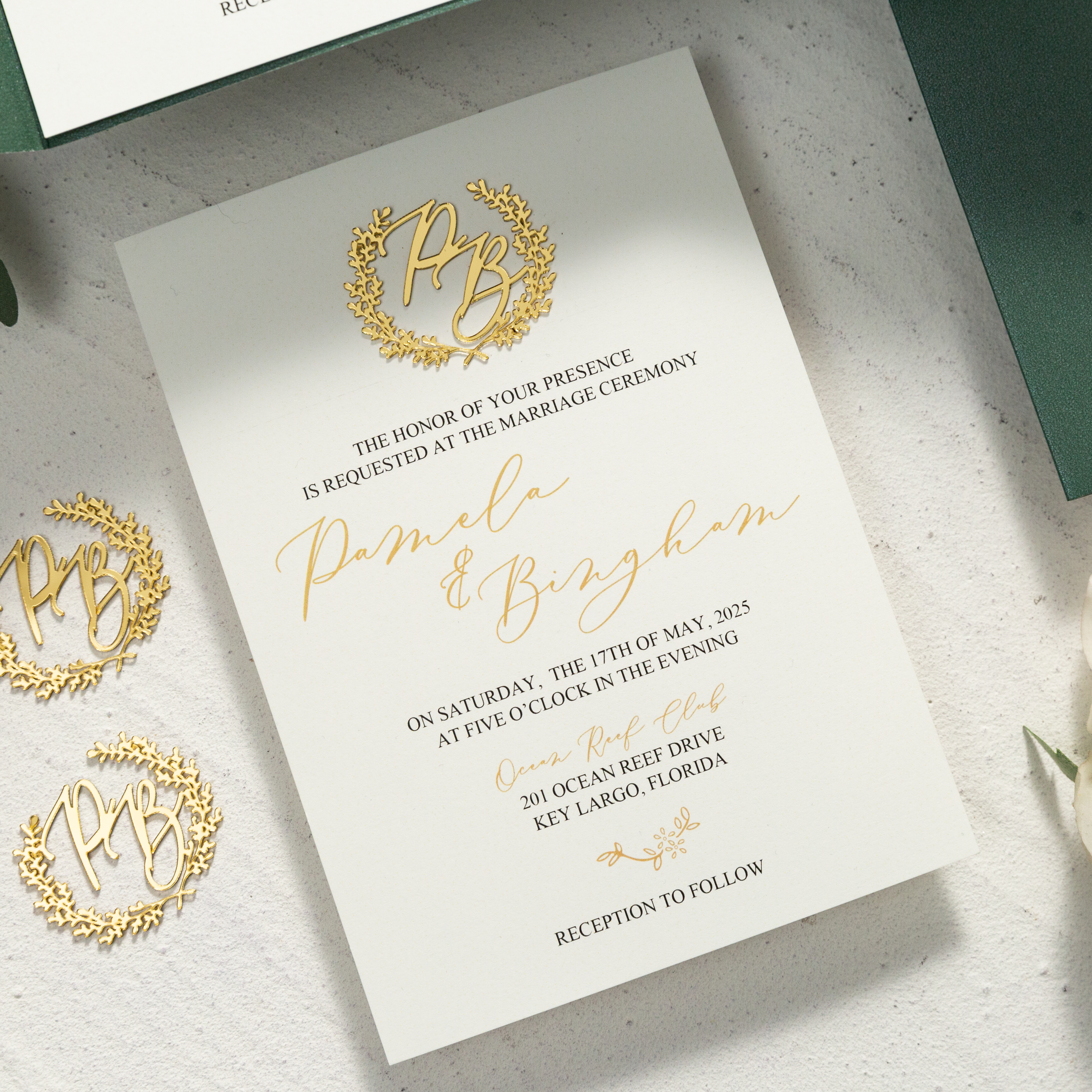 Faire-part de mariage tri-pliés élégants et simples en vert émeraude avec monogramme en acrylique 3D WSNT032