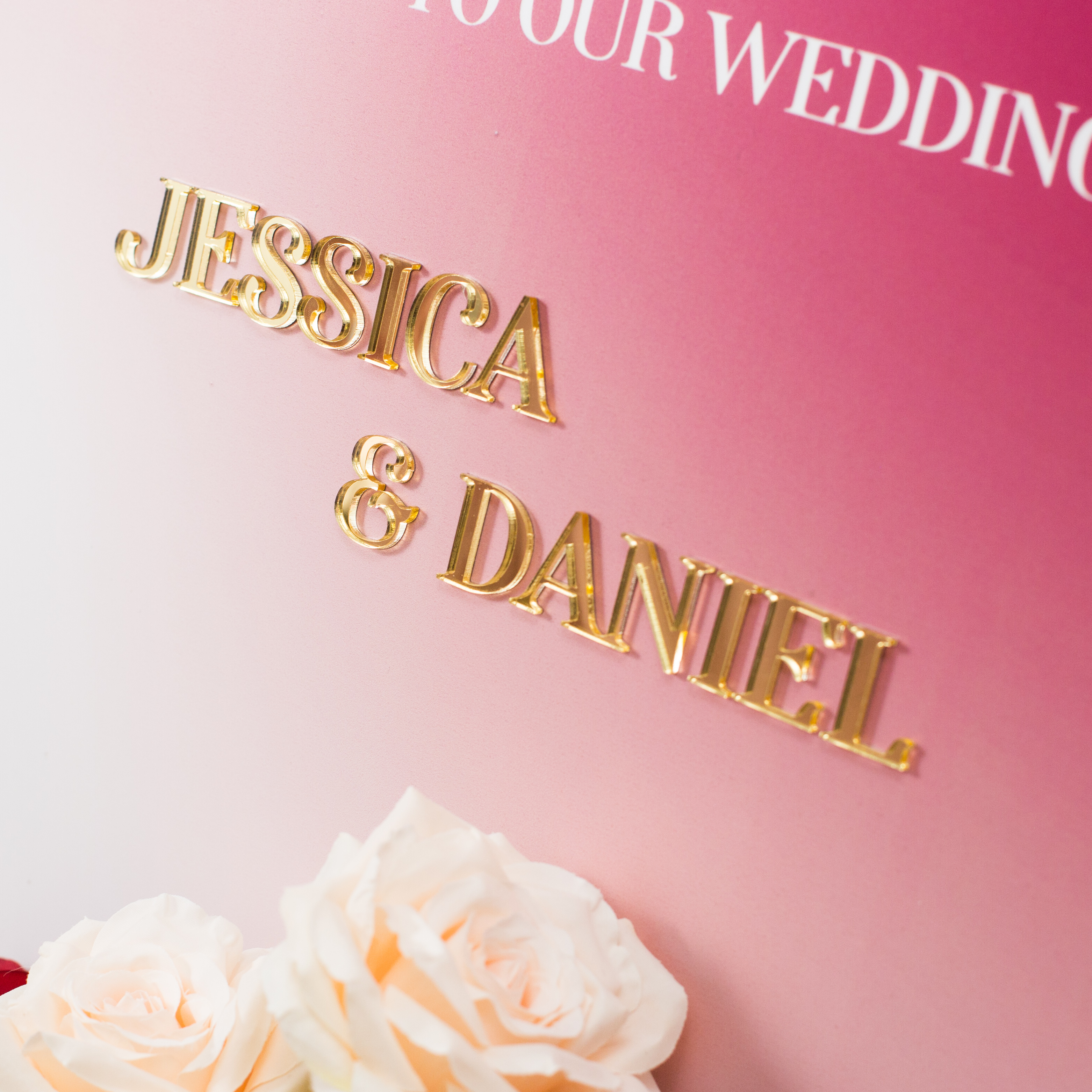 Panneau de mariage en mousse PVC dégradé avec boîte à fleurs et lettres en 3D YK085