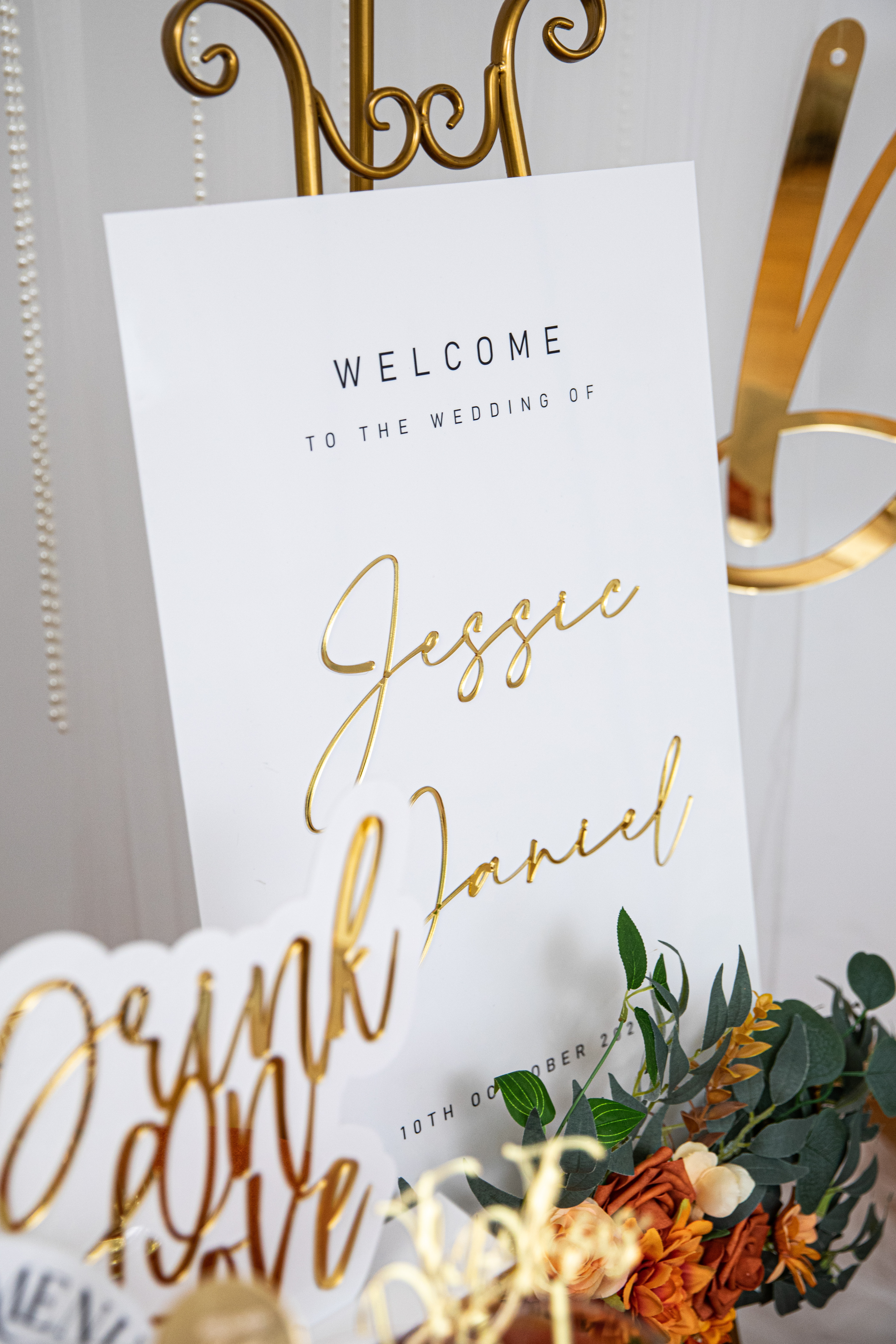 Panneau de bienvenue de mariage en acrylique blanc avec noms 3D en miroir doré YK086