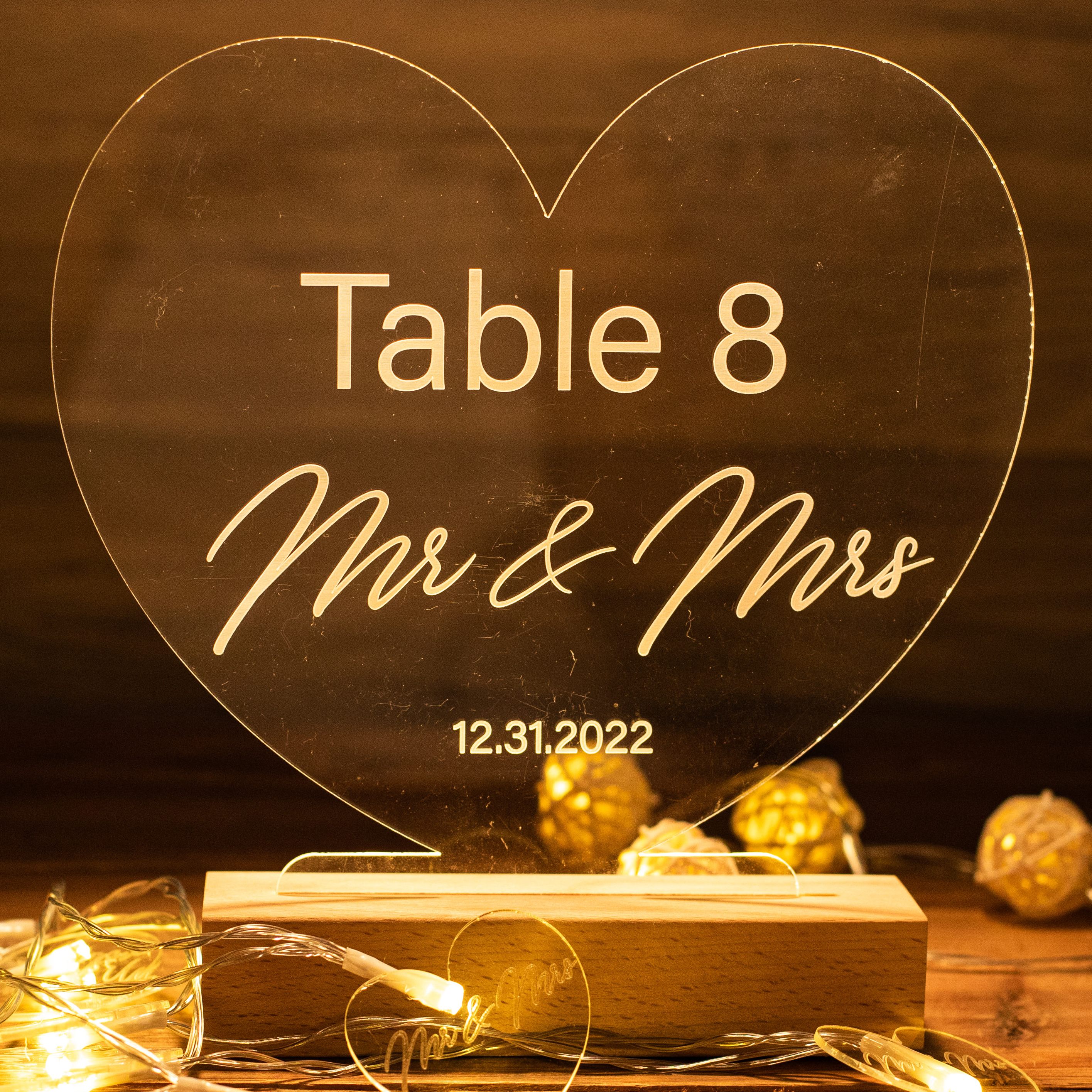 Numéro de table lumineux à LED avec acrylique gravé en forme de coeur YKT025