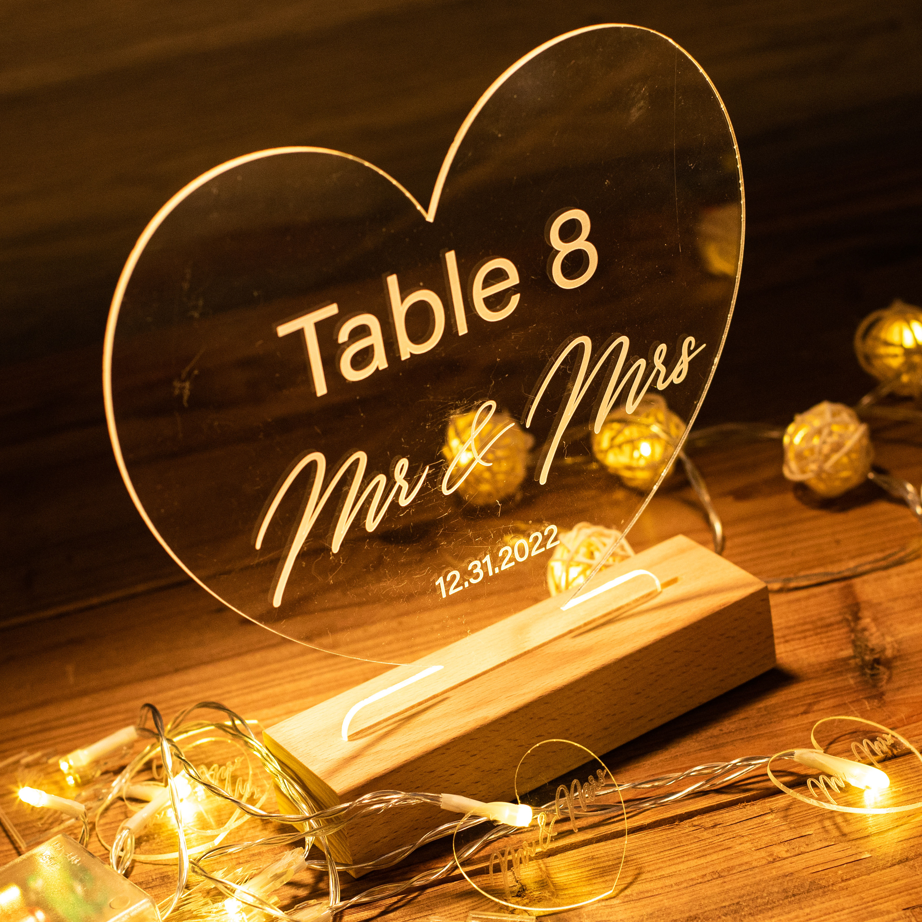 Numéro de table lumineux à LED avec acrylique gravé en forme de coeur YKT025