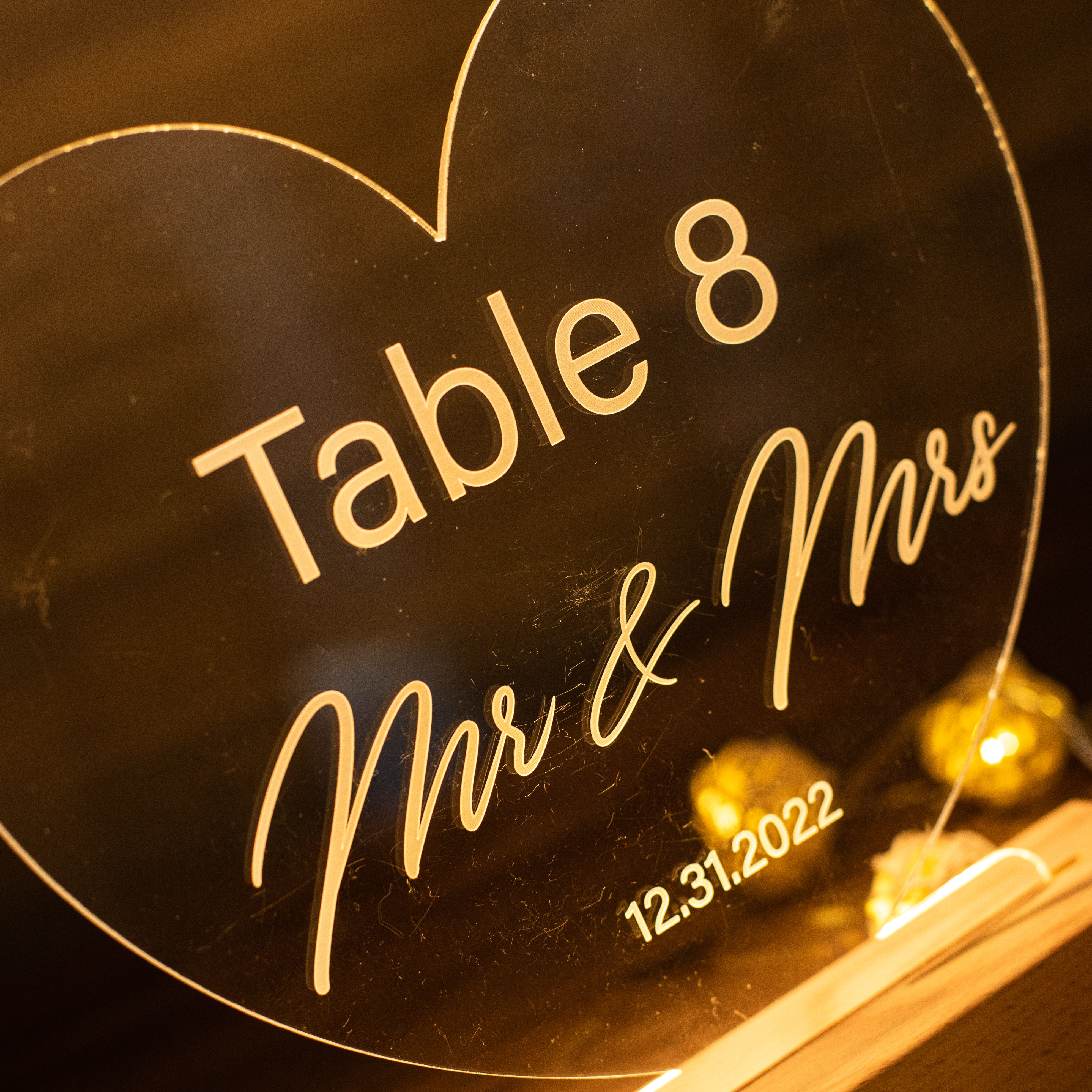 Numéro de table lumineux à LED avec acrylique gravé en forme de coeur YKT025