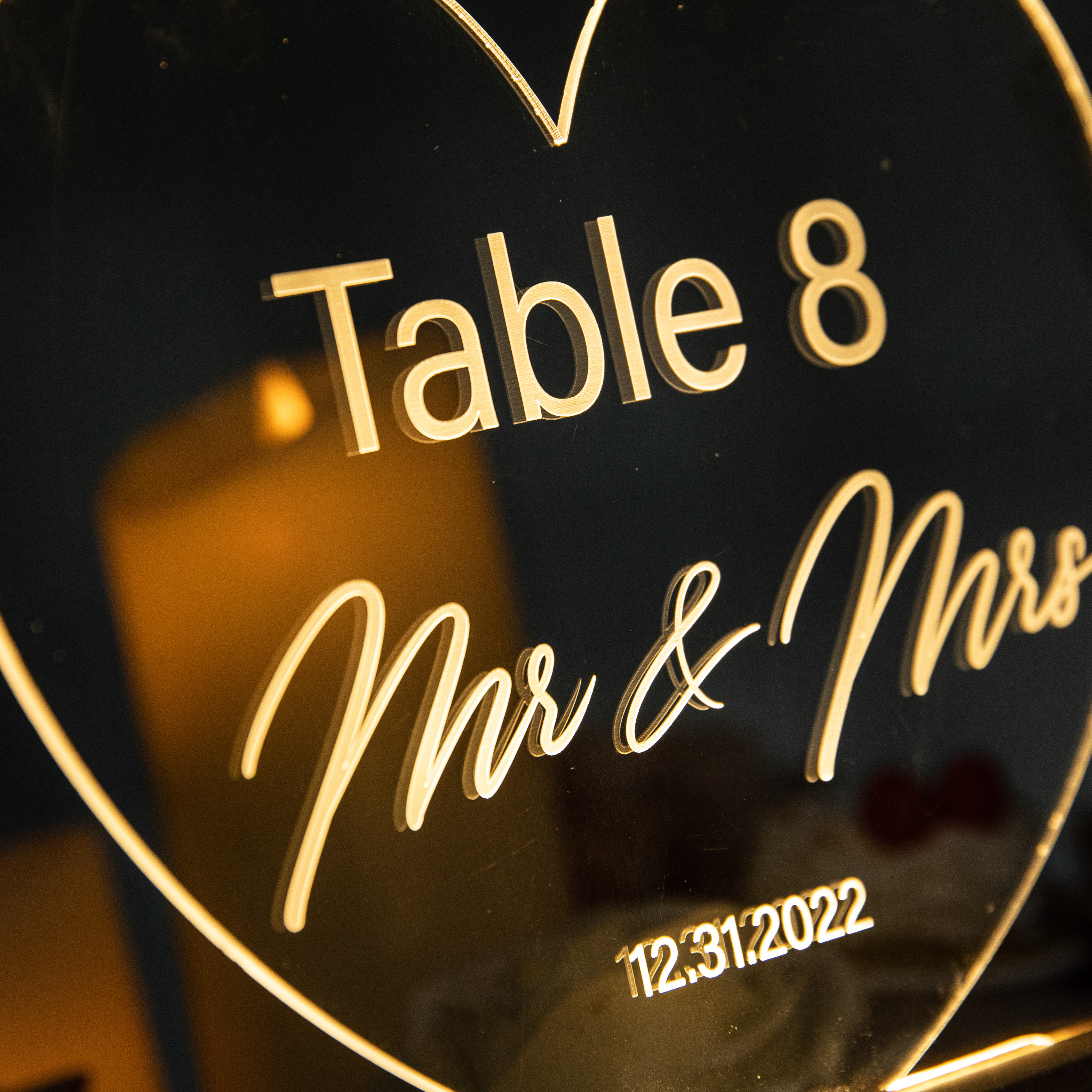 Numéro de table lumineux à LED avec acrylique gravé en forme de coeur YKT025