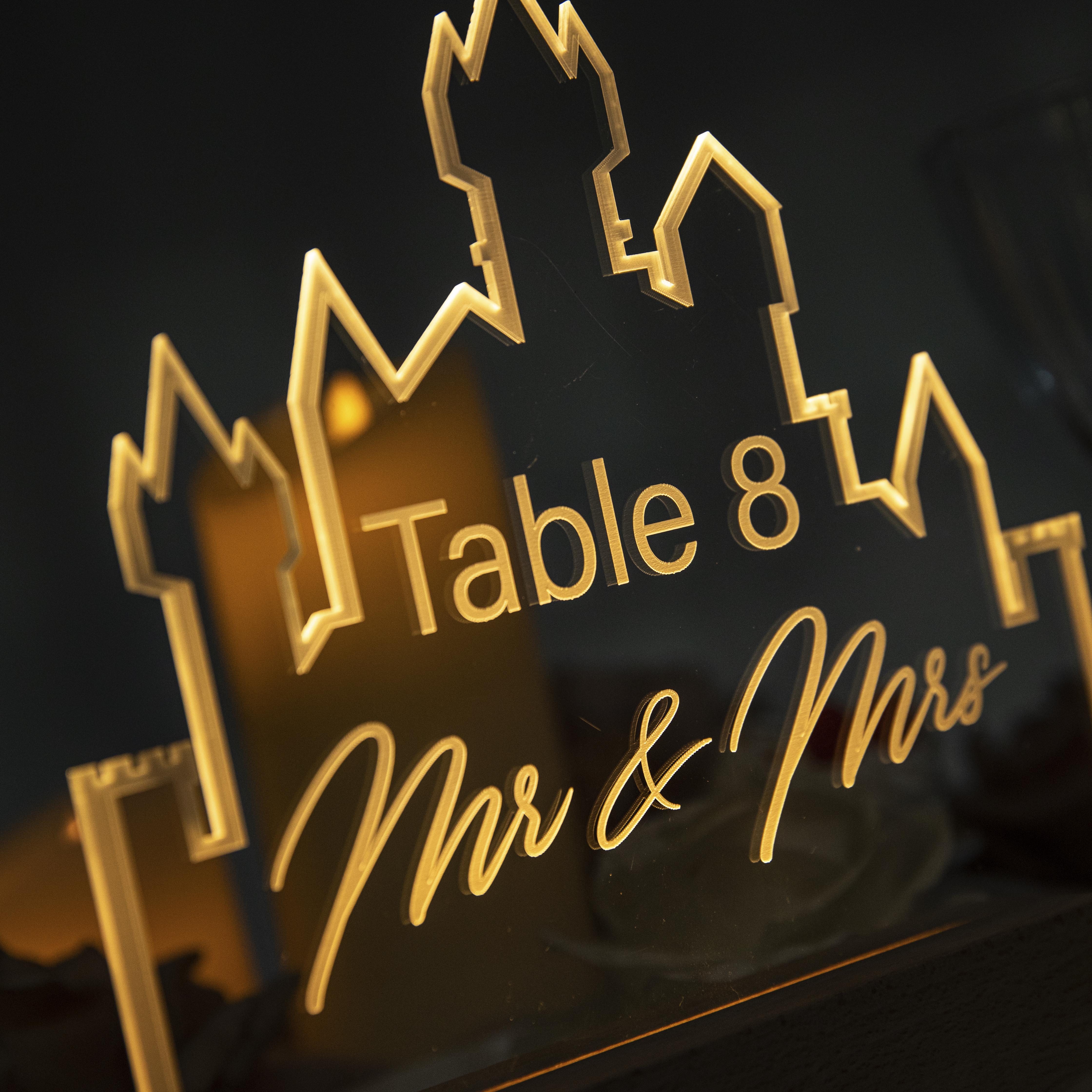 Numéro de table illuminé château en plexi gravé YKT026