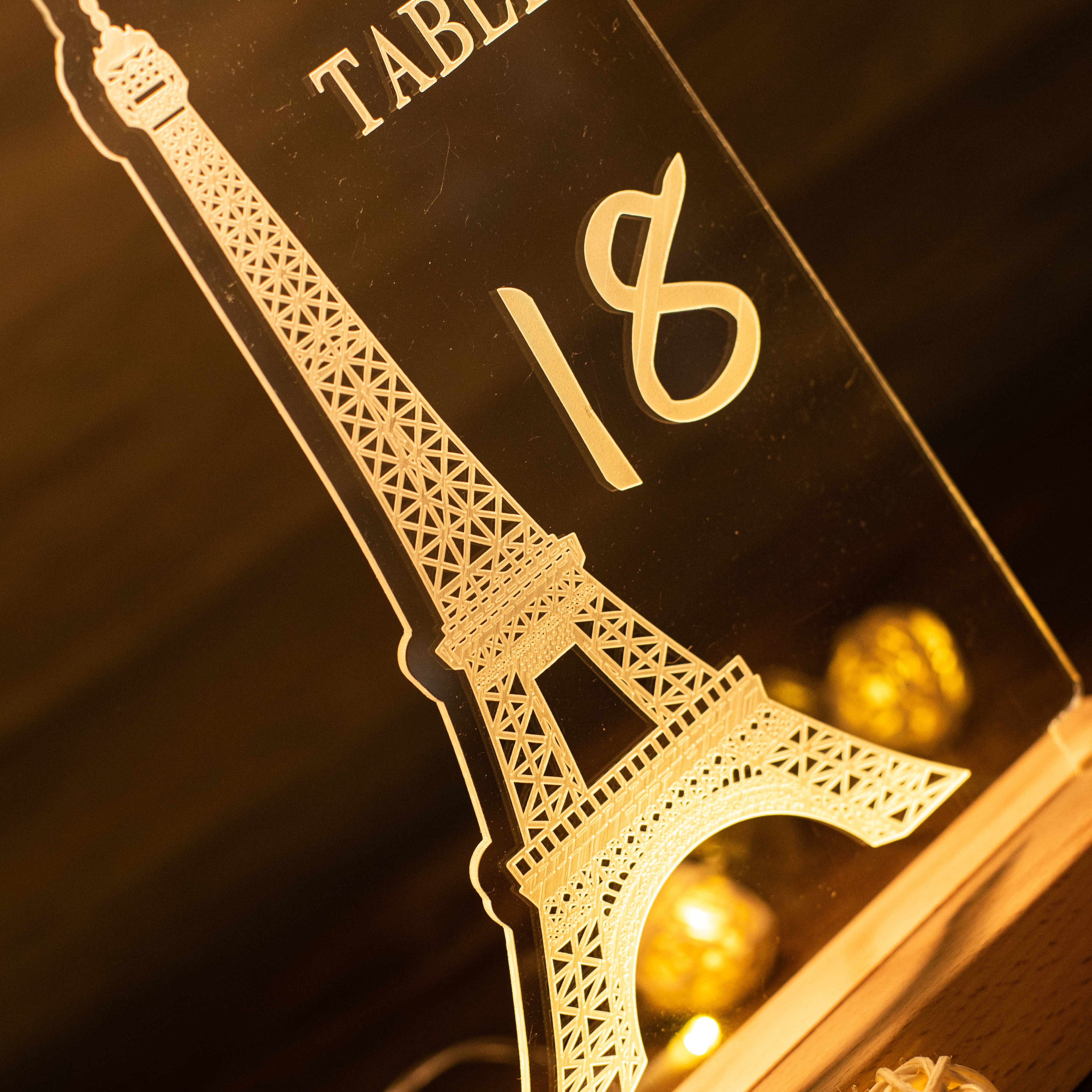 Numéro de table Tour Eiffel illuminée Mariage sur le thème de la ville YKT032